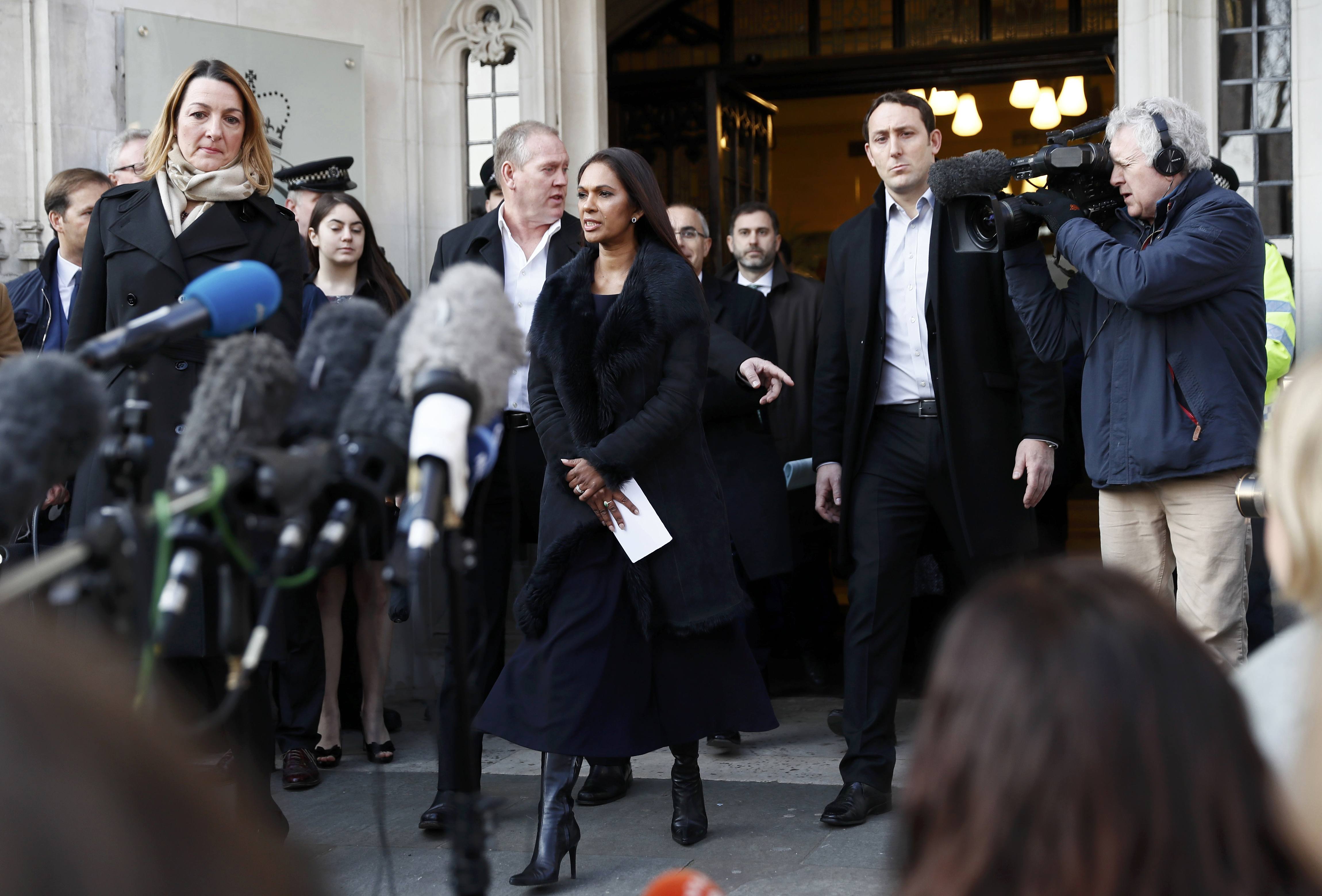 جينا ميللر تتحدث لوسائل الإعلام أمام المحكمة العليا البريطانية عقب النطق بالحكم