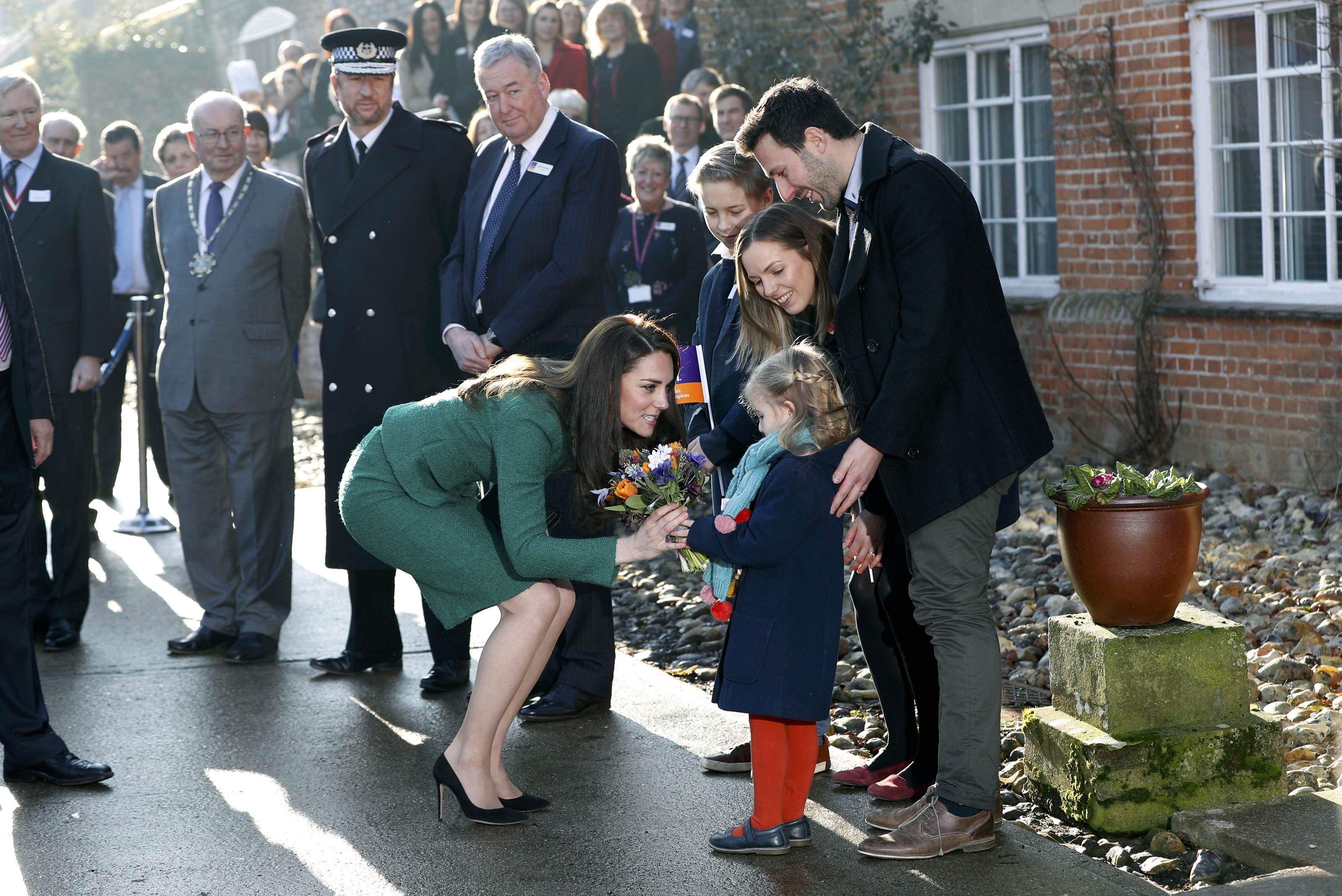 زوجة الأمير البريطانى تزور دور رعاية للأطفال بقرية شرق إنجلترا