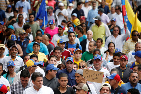 آلاف المتظاهرون يحتشدون ضد الرئيس فى فنزويلا