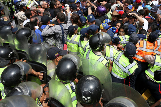 انتشار قوات الامن فى فنزويلا للتصدى للمظاهرات
