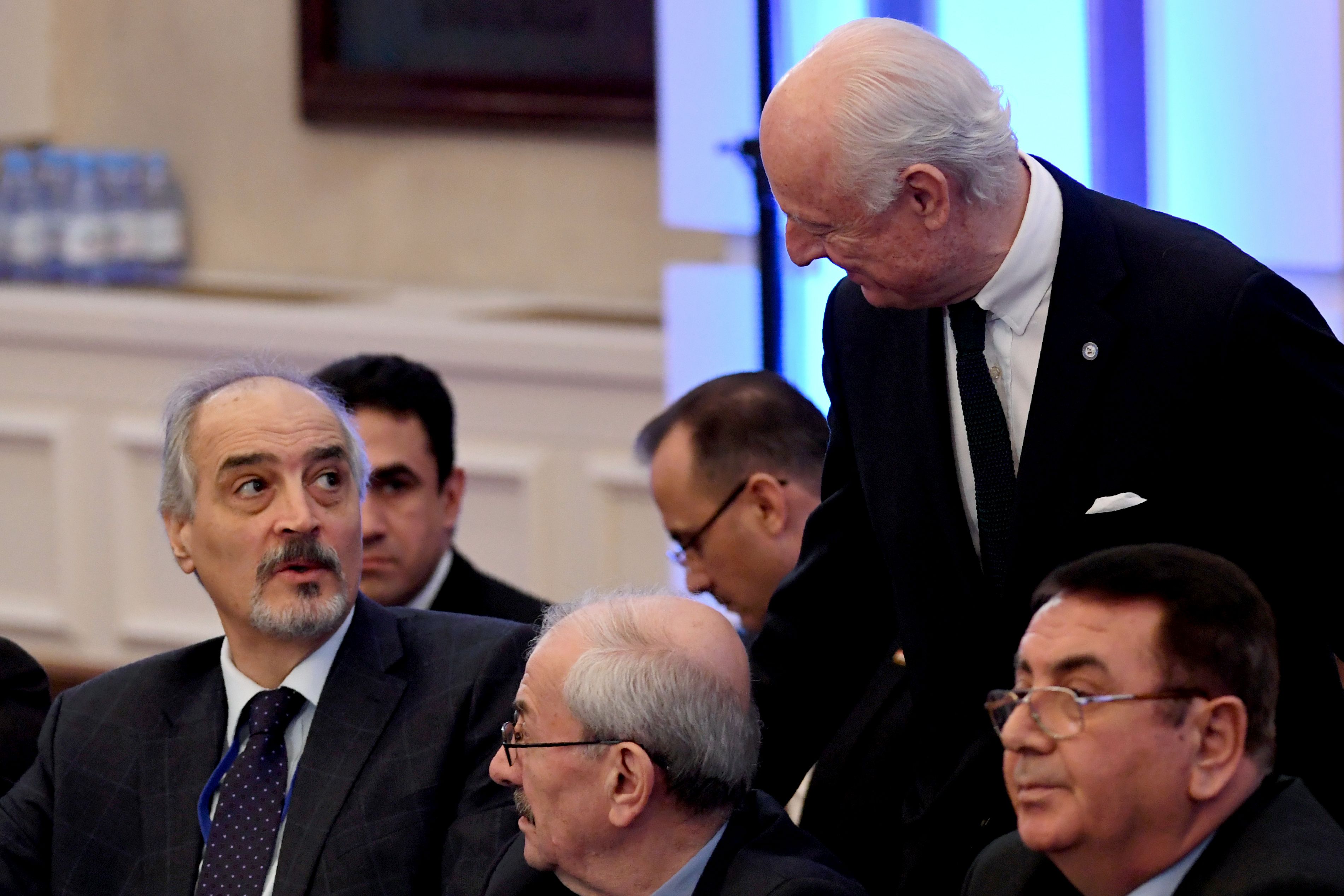 ستيفان دى ميستوا يتحدث مع بشار الجعفرى رئيس وفد النظام السورى فى مؤتمر أستانة