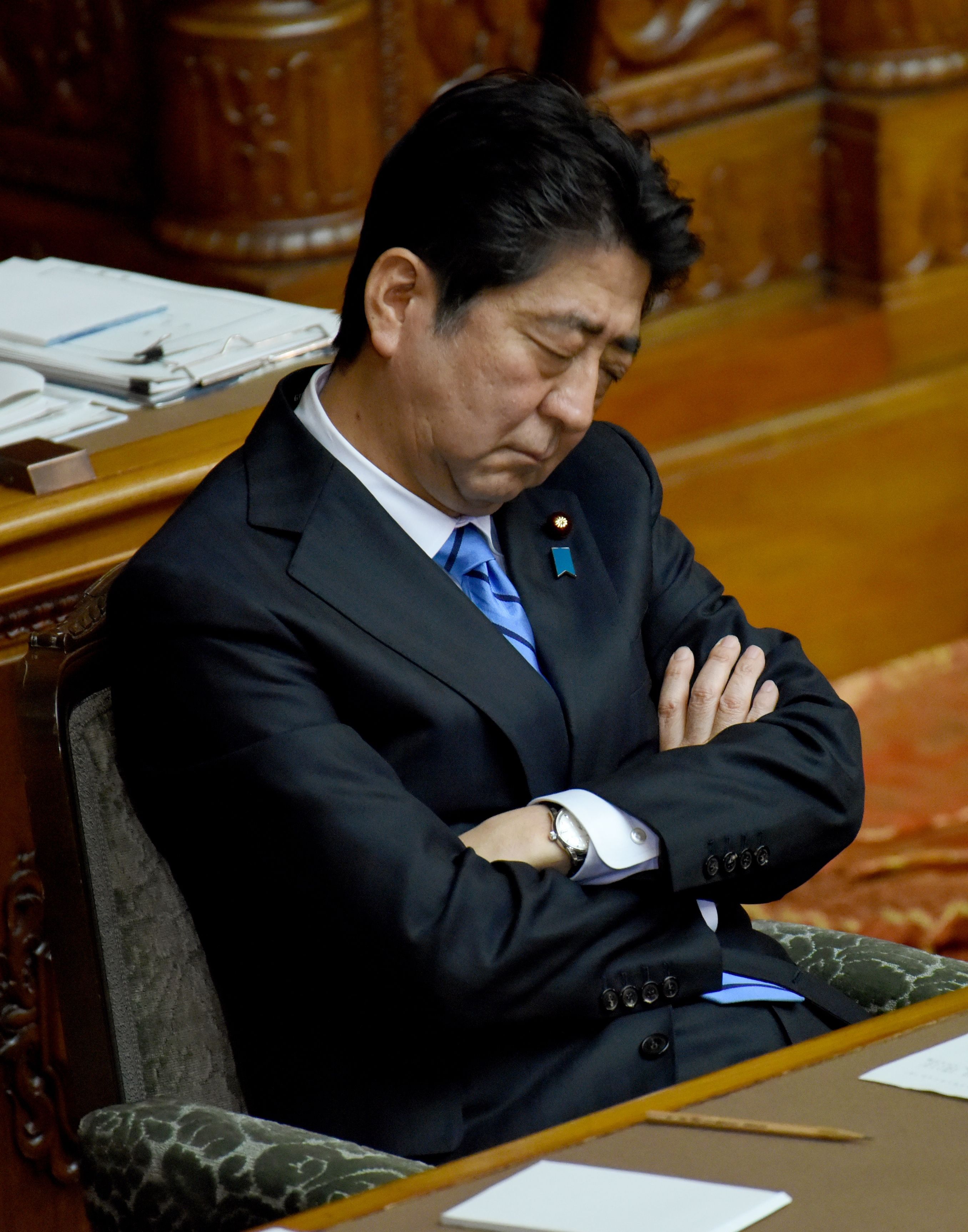 رئيس وزراء اليابان يختلس قيلولة داخل برلمان طوكيو