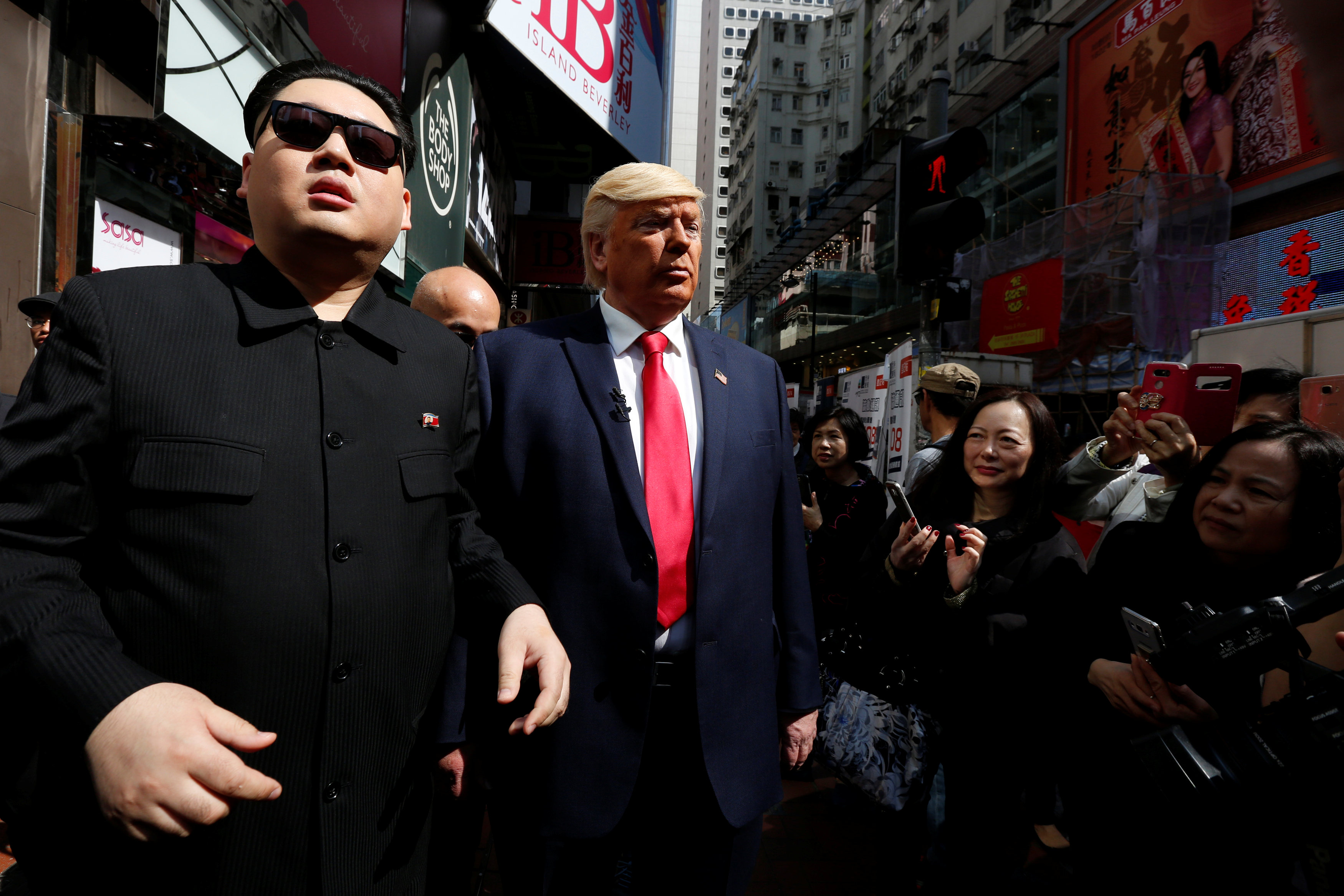 	رئيس أمريكا وزعيم كوريا الشمالية الافتراضيان يتجولان فى شوارع هونج كونج