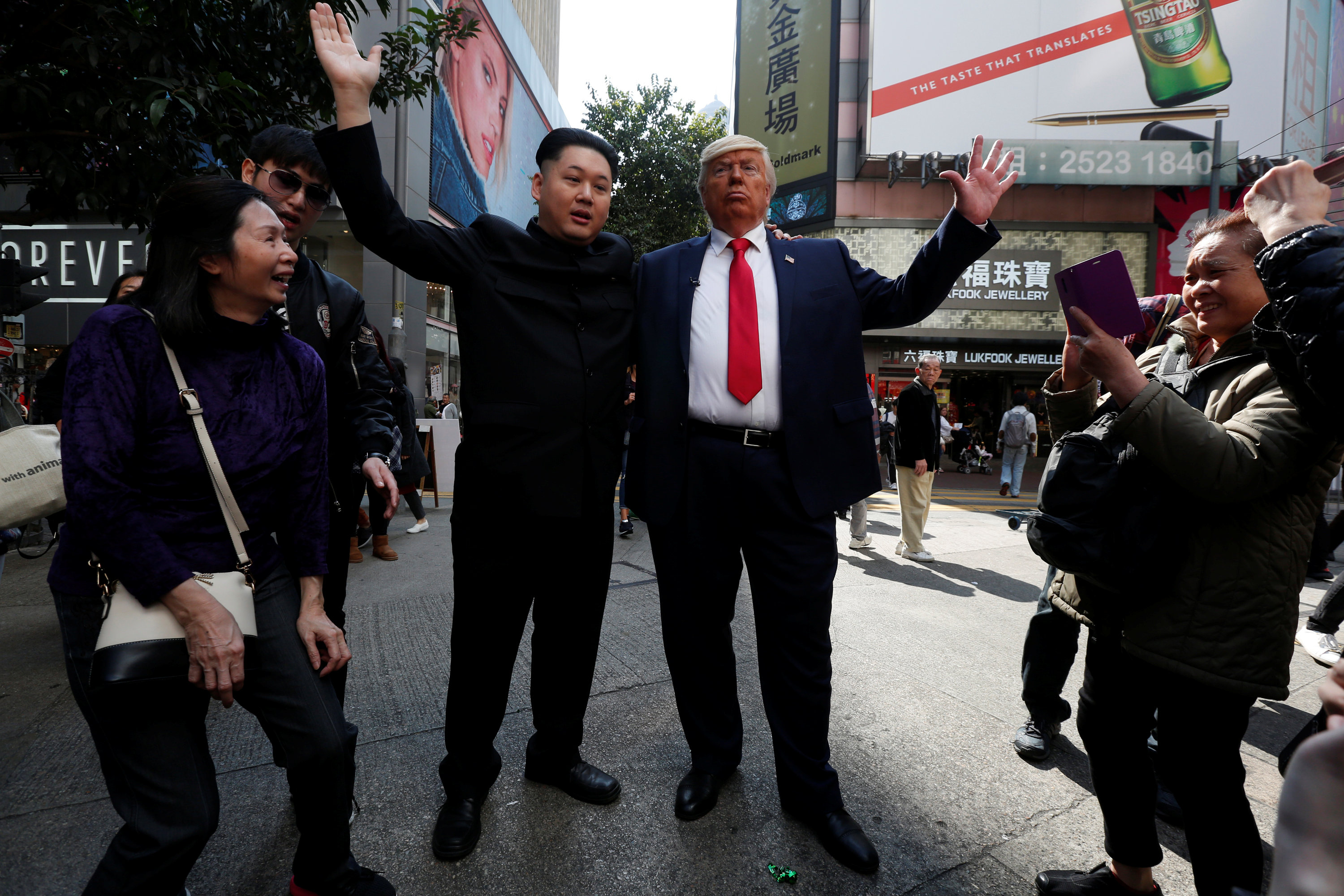 	رئيس أمريكا وزعيم كوريا الشمالية الافتراضيان يحييان المواطنين فى هونج كونج