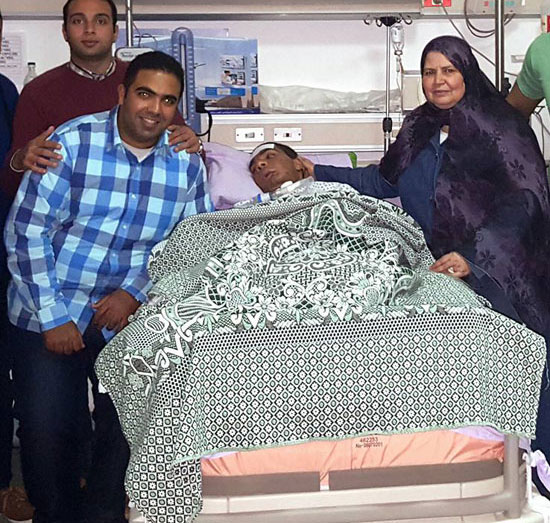 الرائد مصطفى يسرى قبل استشهاده مع والدته وأصدقائه