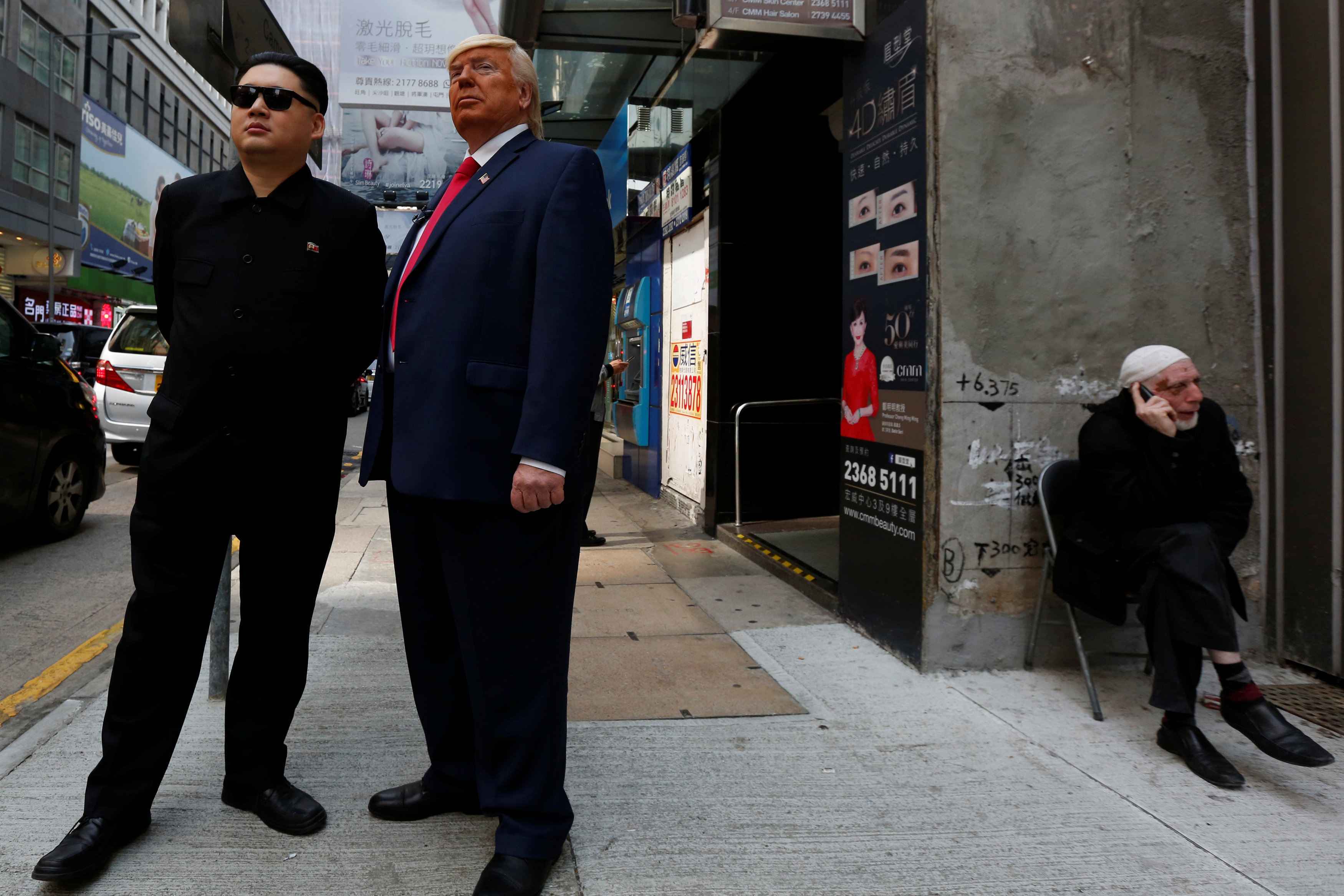 	دونالد ترامب وكيم جونج أون الافتراضيان فى شوارع هونج كونج