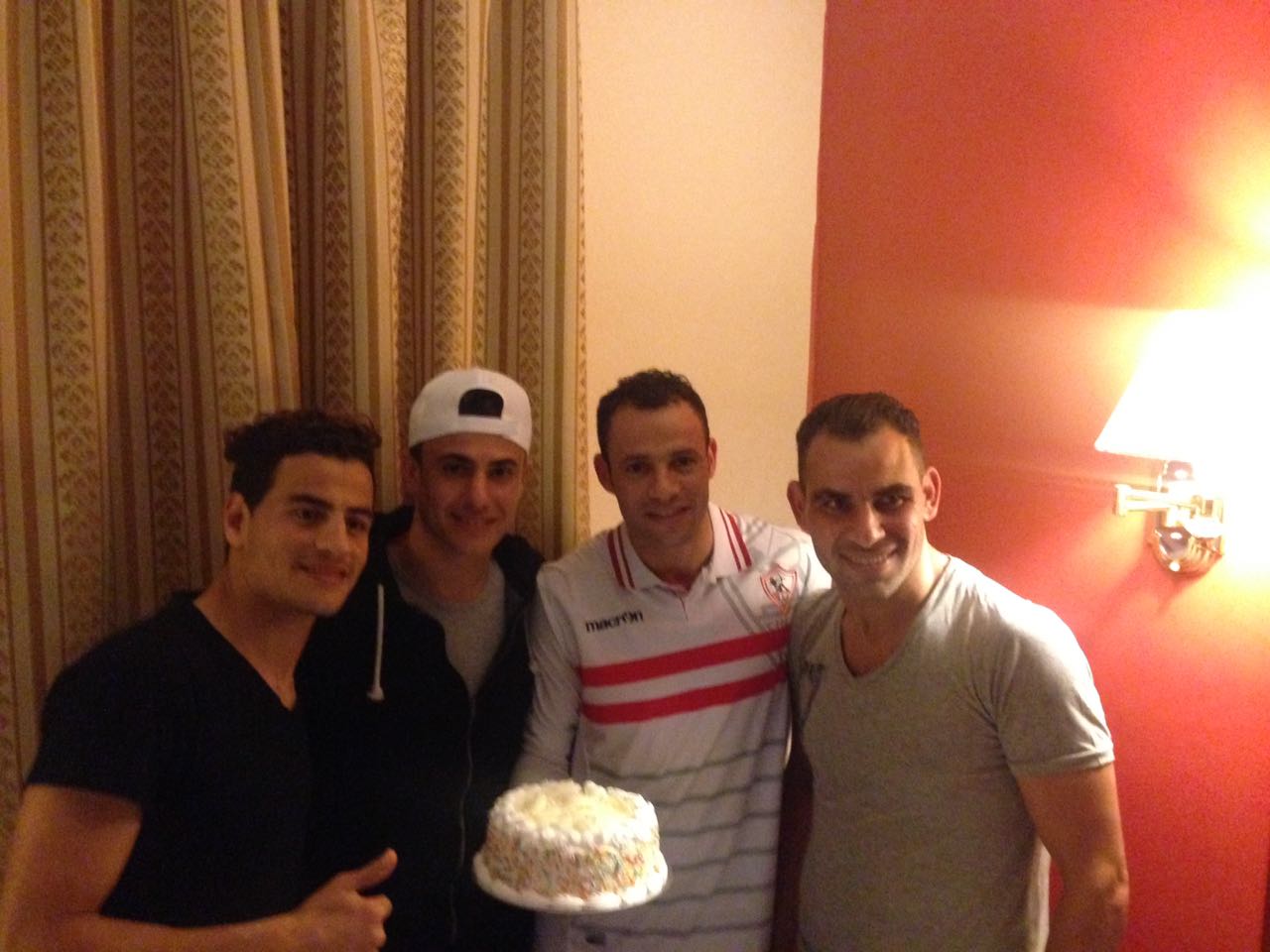 حسام باولو يحتفل للانضمام الي الزمالك مع لاعبي المنتخب العسكري