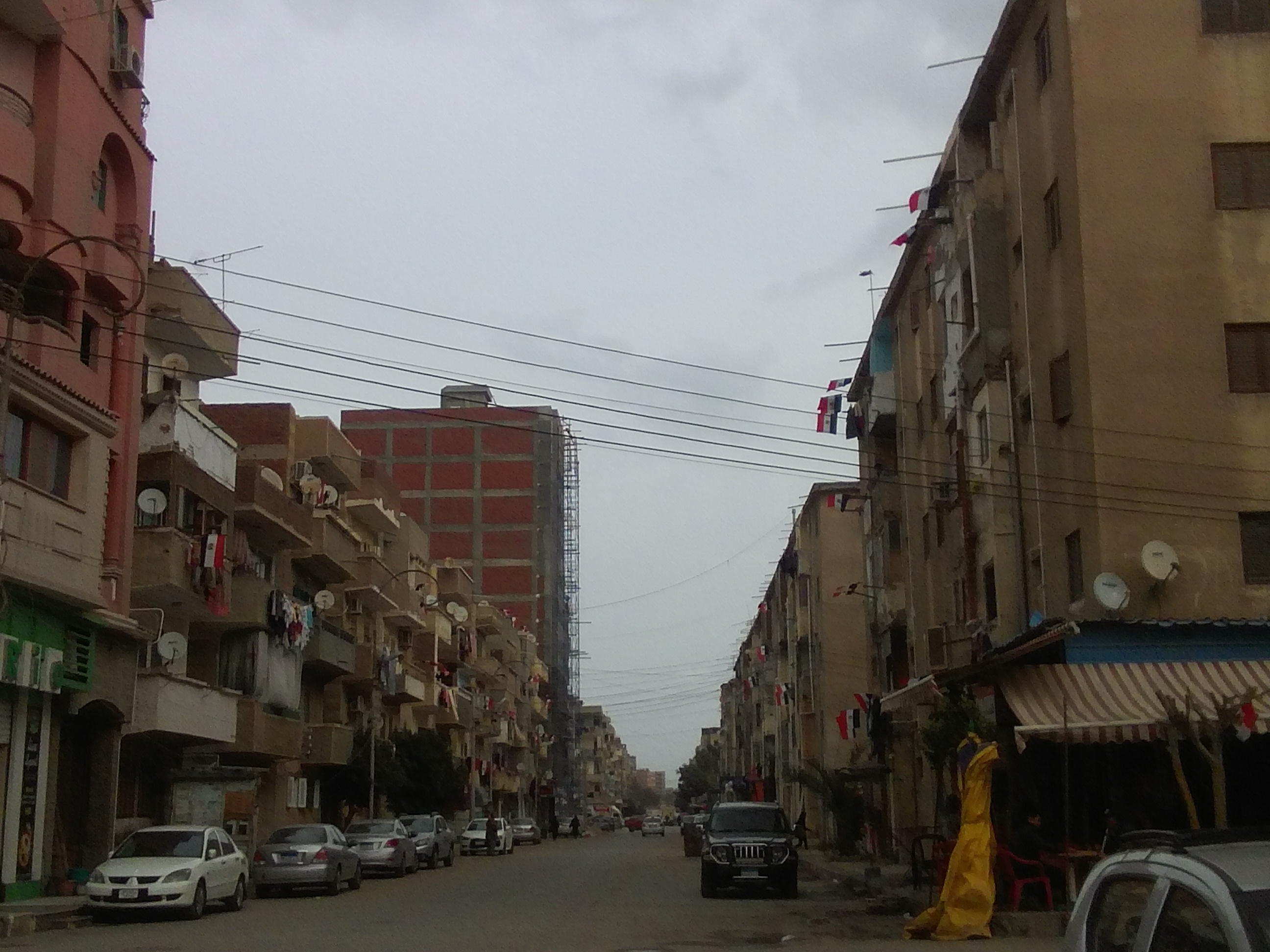 1- شارع كفر الشيخ تتزين بالأعلام احتفالاً بعيد الشرطة وذكرى 25