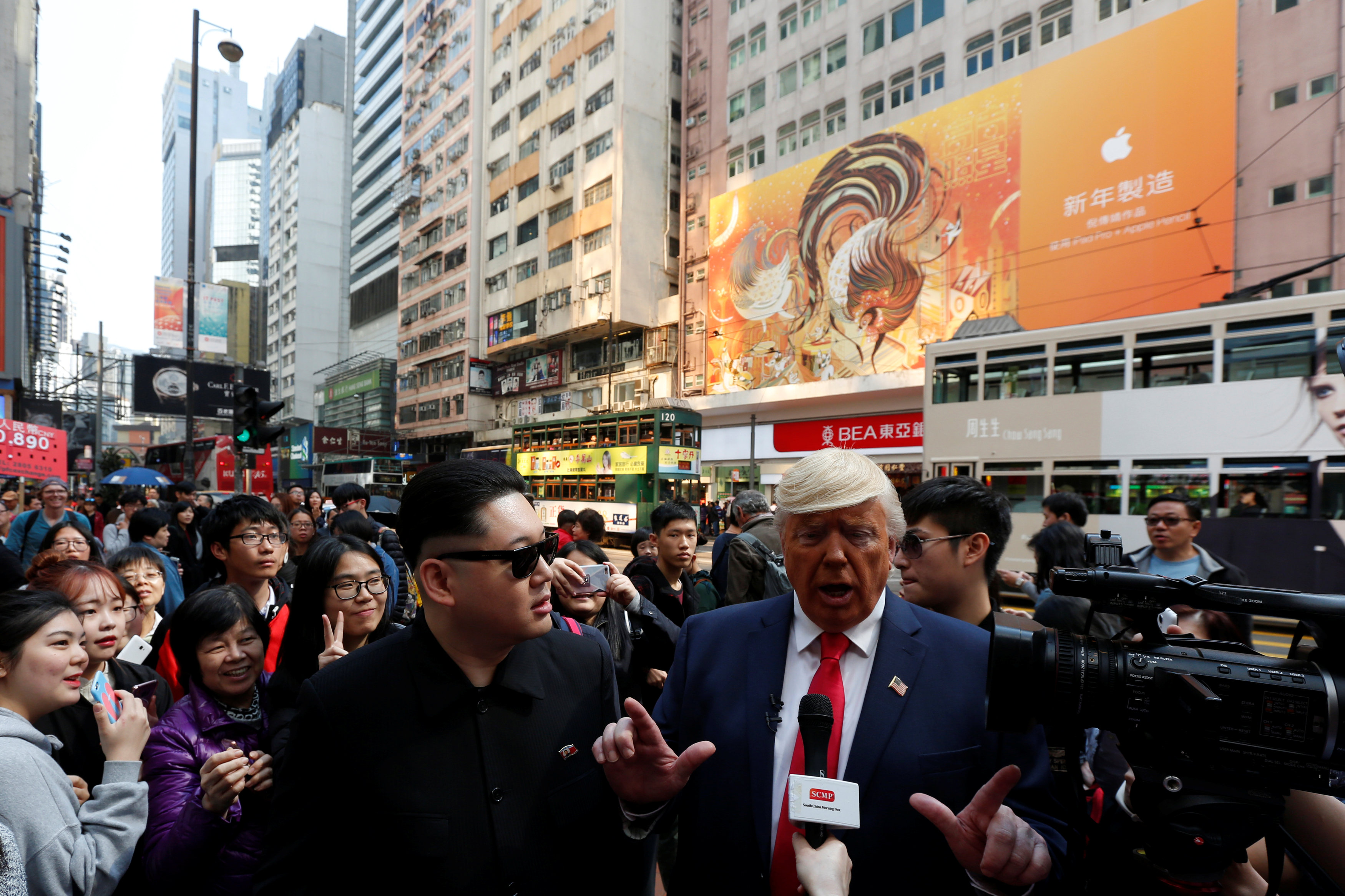 	رئيس أمريكا وزعيم كوريا الشمالية الافتراضيان يتحدثا لوسائل الإعلام فى هونج كونج