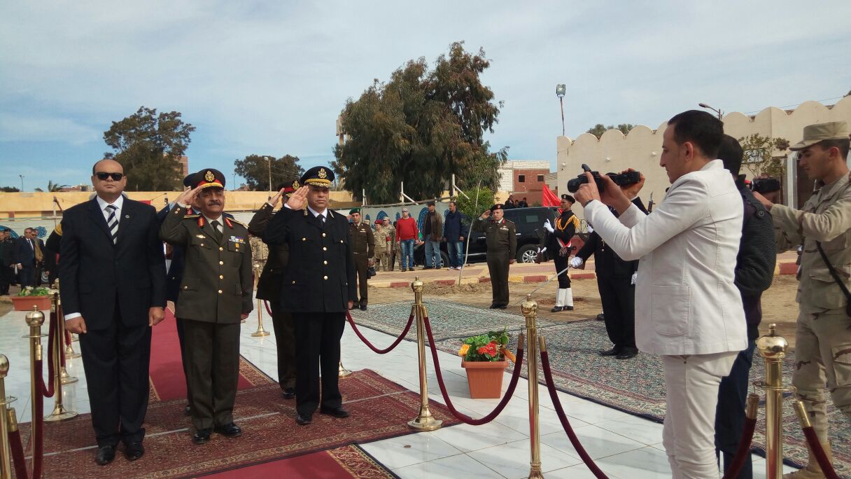 3-عزف السلام الوطني عقب وضع اكاليل الزهور بمطروح