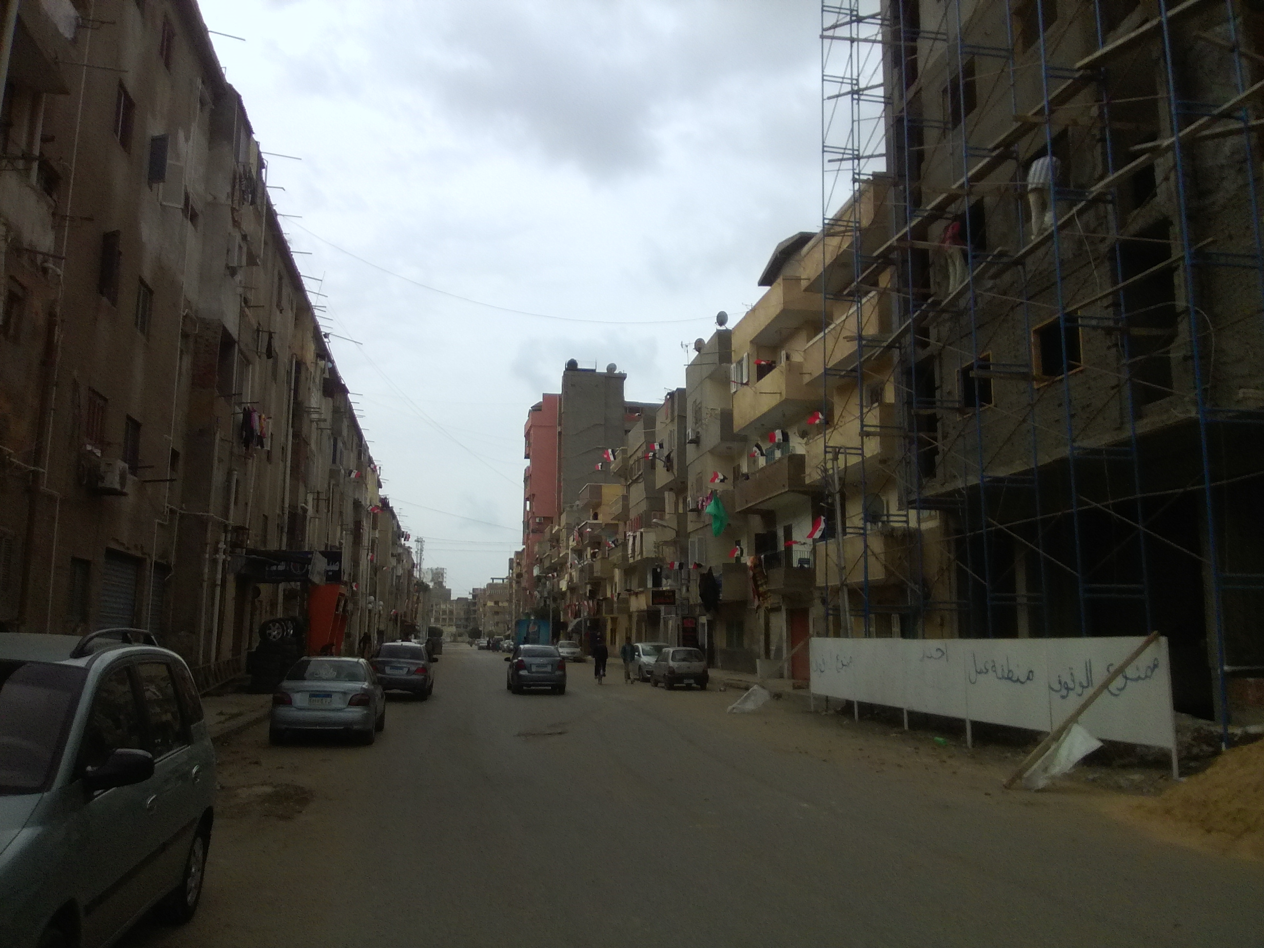 2- أحد شوارع مدينة كفر الشيخ تزينت منازله بالأعلام