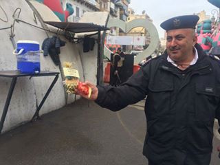 مأمور قسم شرطة العرب يوزع الحلوي علي الاهالي في عيد الشرطة