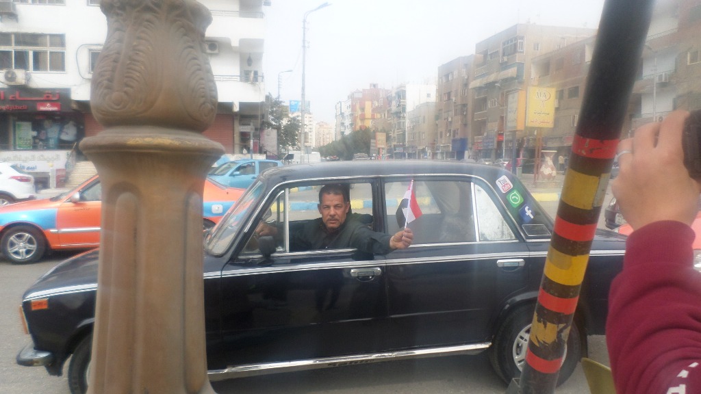 مواطن يهدى علم مصر لاحد ضباط الشرطة
