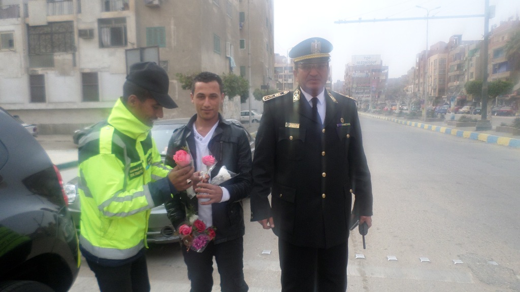 ضباط الشرطة اثناء توزيع الورود