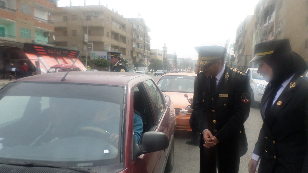 مدير المرور يصافح احد المواطنين