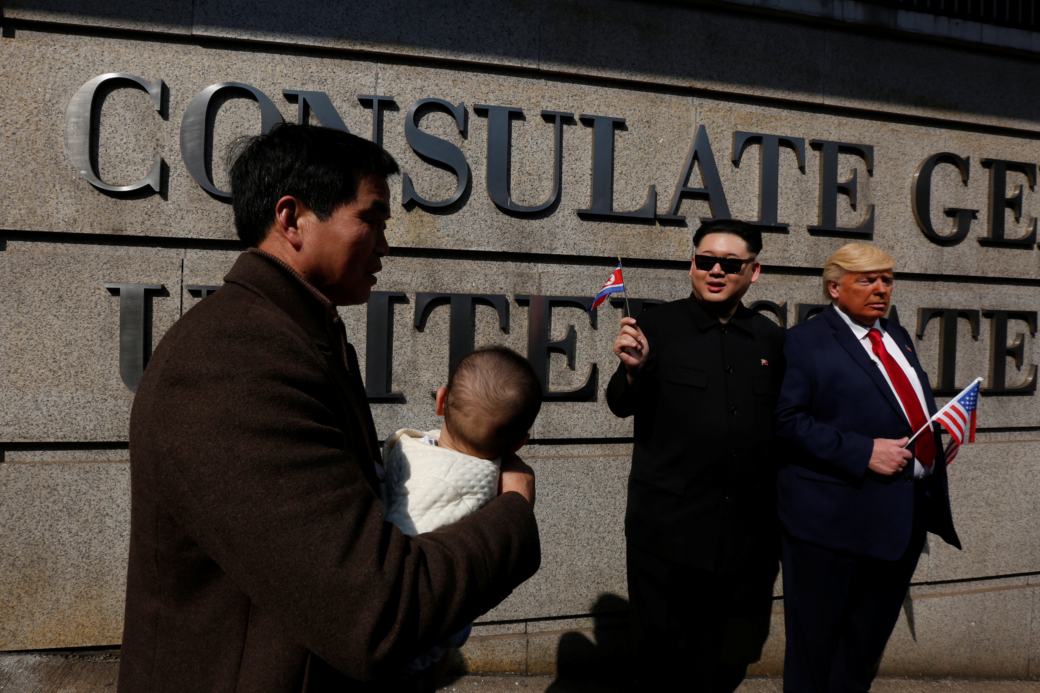 	رئيس أمريكا وزعيم كوريا الجنوبية الافتراضيان يرفعان علما بلديهما