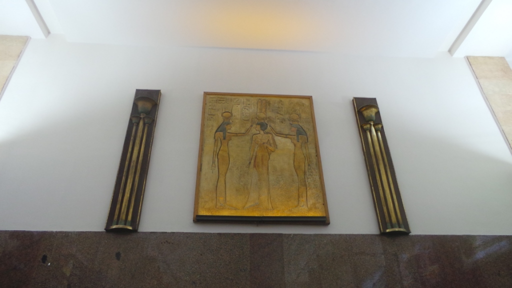 لوحات فرعونية بالمحطة