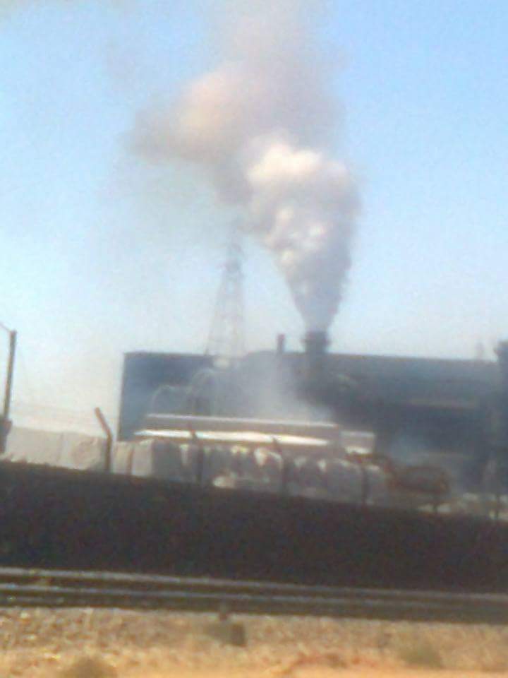 الدخان المتصاعد من المصنع