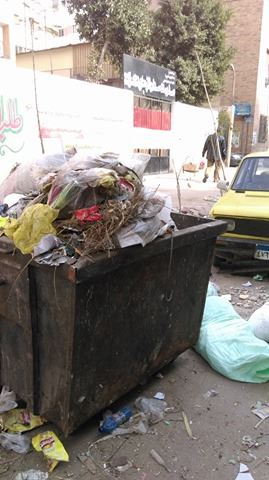 القمامة أمام بوابة المدرسة