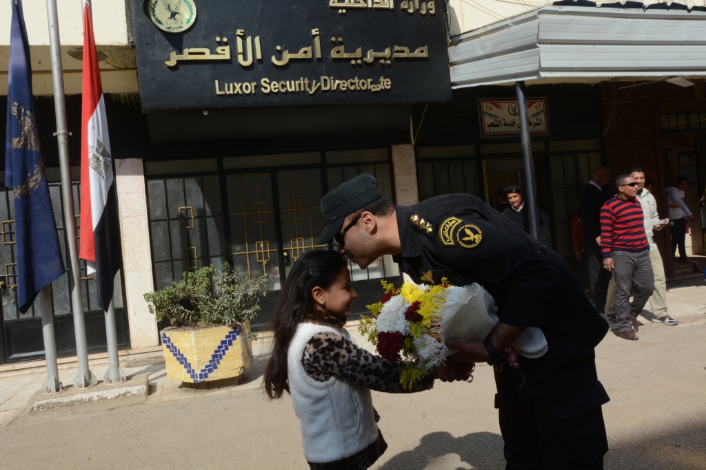 3- طفلة توزع الورود علي رجال الشرطة بالأقصر