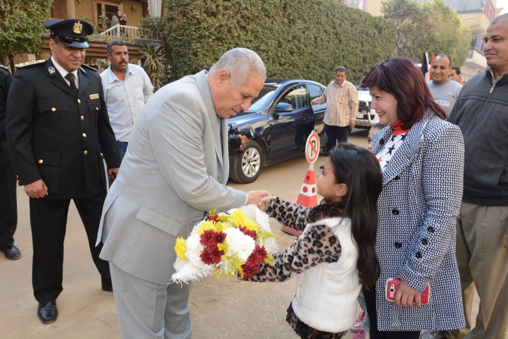 4- الطلاب يقدمون الورود والحلوي لمدير الأمن بالأقصر