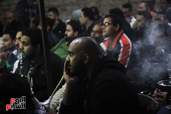 المصريون يتابعون مباراة المنتخب الوطنى وغانا على المقاهى (12)