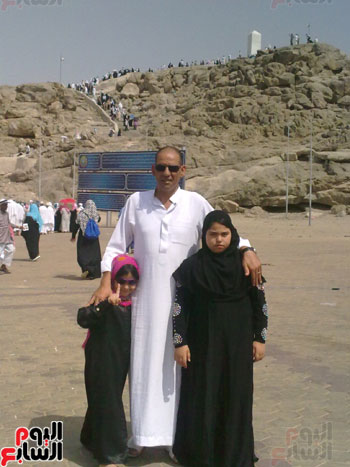 الشهيد هشام العزب مع ابنتاه في السعودية
