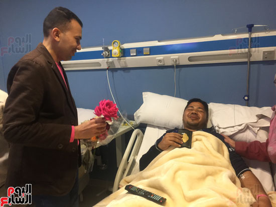 محمود عبد الراضى يقدم الورد للمصابين 