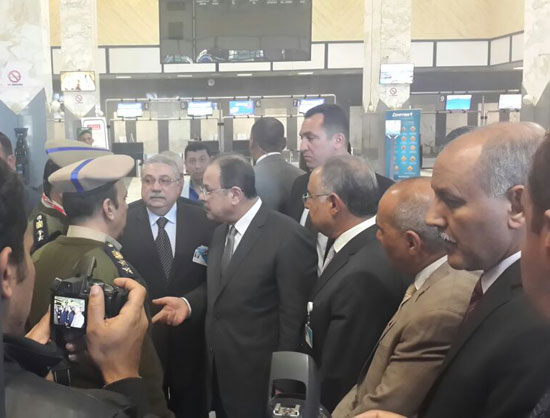 وزير الداخلية يتفقد الخدمات الأمنية فى مطار أسوان