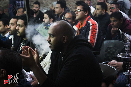 المصريون يتابعون مباراة المنتخب الوطنى وغانا على المقاهى (13)
