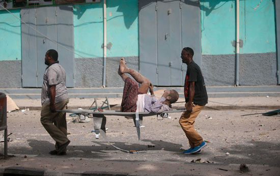 اسعاف-مصاب-بعد-انفجار-سيارة-ملغومة--فى-العاصمة-الصومالية-مقديشو