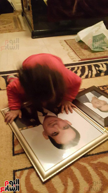 فرح تُقبّل صورة والدها الشهيد العميد هشام عزب