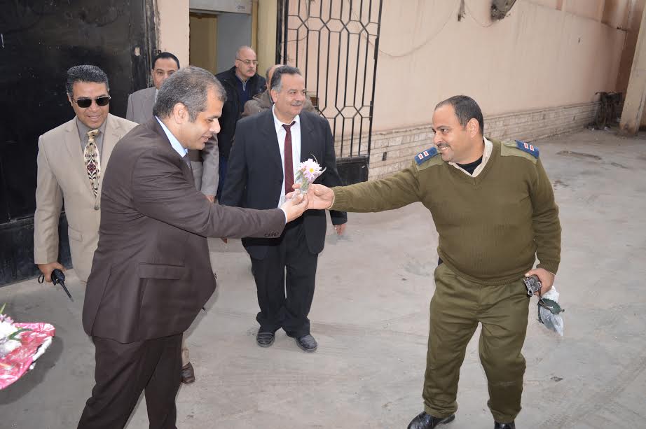 رئيس مدينه المحلة يوزع الورود على رجال الشرطة