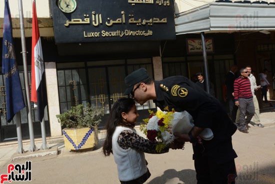 طفلة توزع الورود على رجال الشرطة بالأقصر
