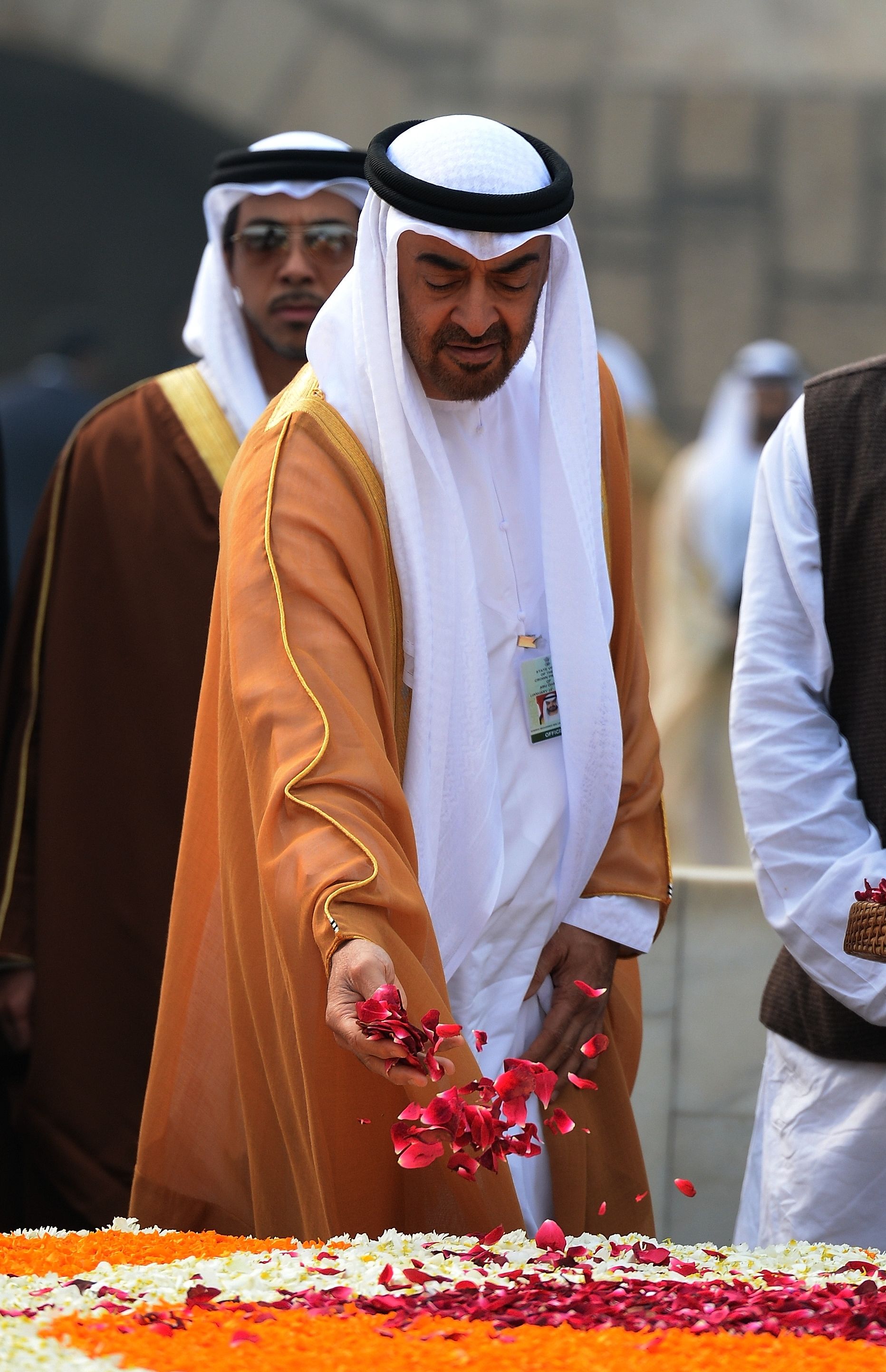 ولى عهد ابو ظبى يلقى الورود على ضريح غاندى ولى عهد ابو ظبى يلقى الورود على ضريح غاندى