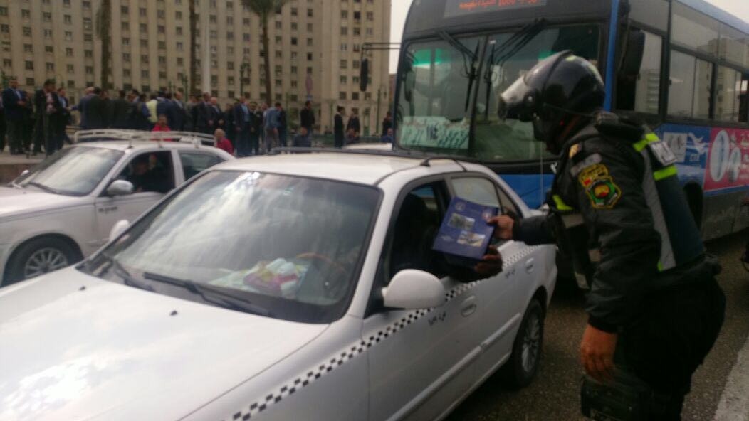 القوات اناء توزيع الهدايا على المواطنين احتفالا بعيد الشرطة