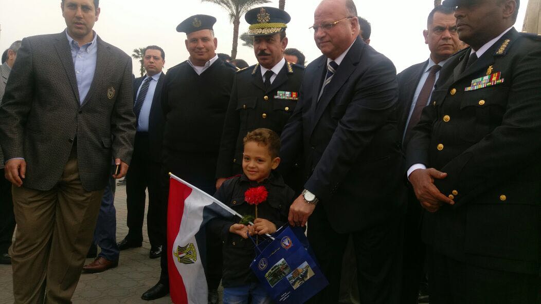 مدير أمن القاهرة وقيادات الأمن وصورة تذكارية مع أحد الاطفال