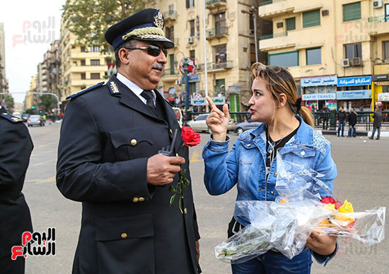 المواطنون يهدون الشرطة ورود فى عيدهم (1)