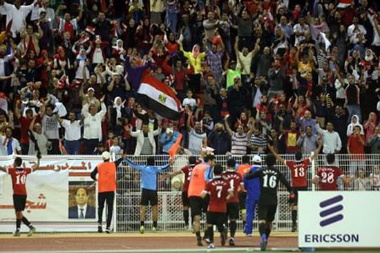 لاعبى منتخب مصر تحتفل مع الجمهور بالفوز
