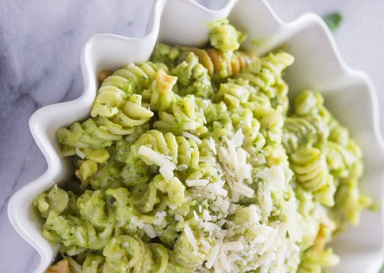 المكرونة بالأفوكادر والجبن  جاهز للتقديم