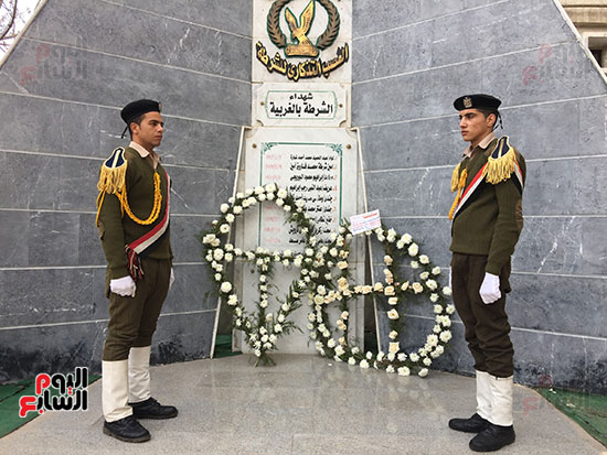   المحافظ ومدير الأمن يضع إكليل الزهور على النصب التذكارى لشهداء الشرطة