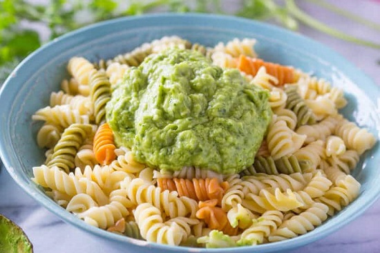 المكرونة بالأفوكادر والجبن  