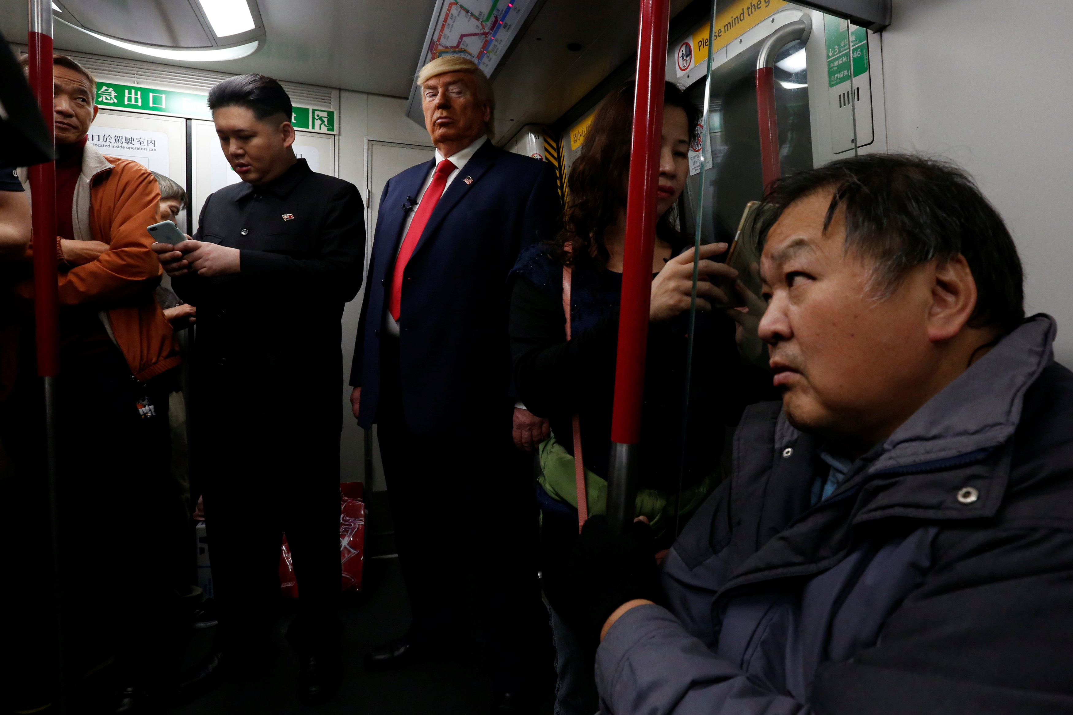 	دونالد ترامب وكيم جونج أون الافتراضيان فى المترو بهونج كونج