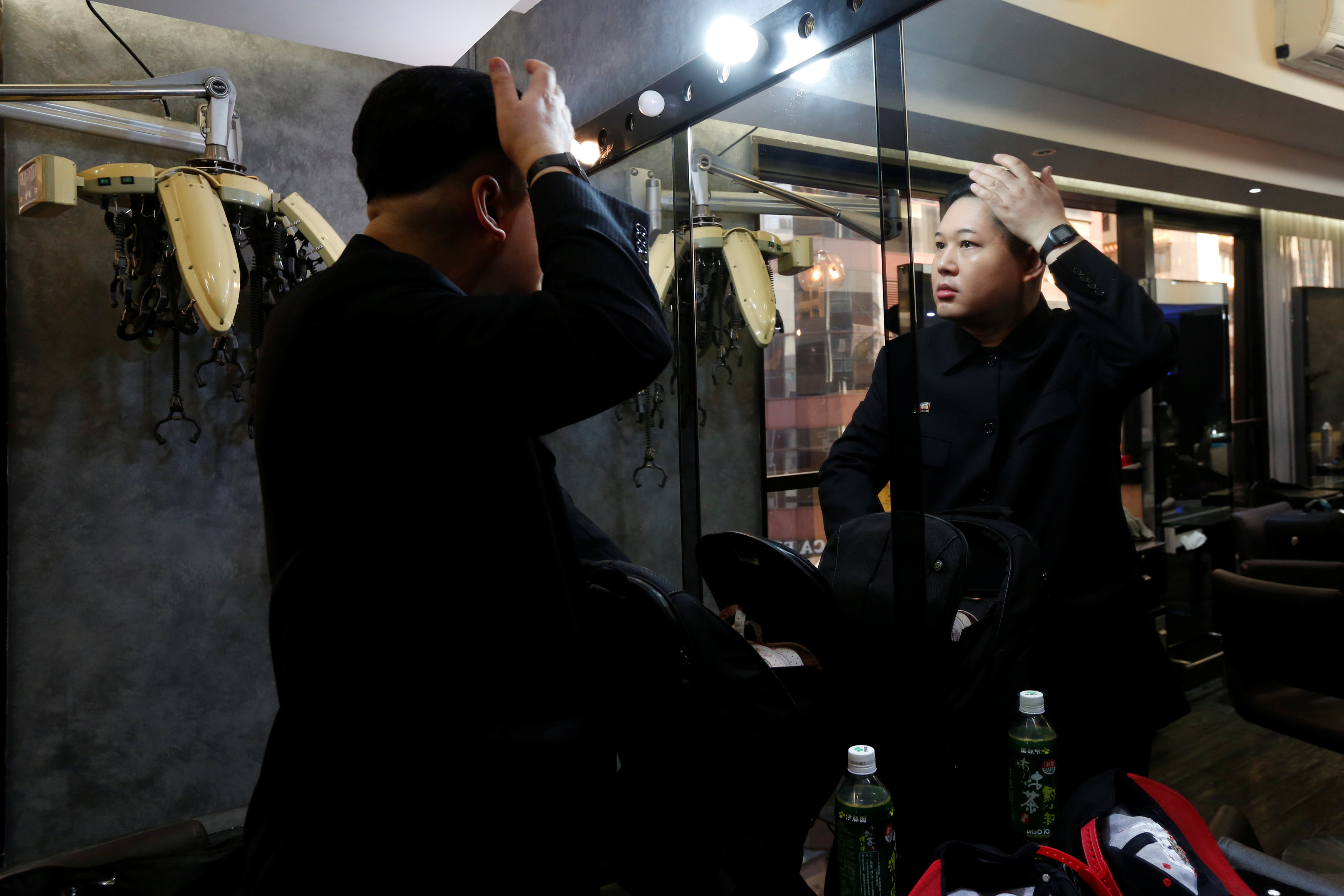 	هوارد يصفف شعره ليجسد زعيم كوريا الشمالية كيم جونج أون