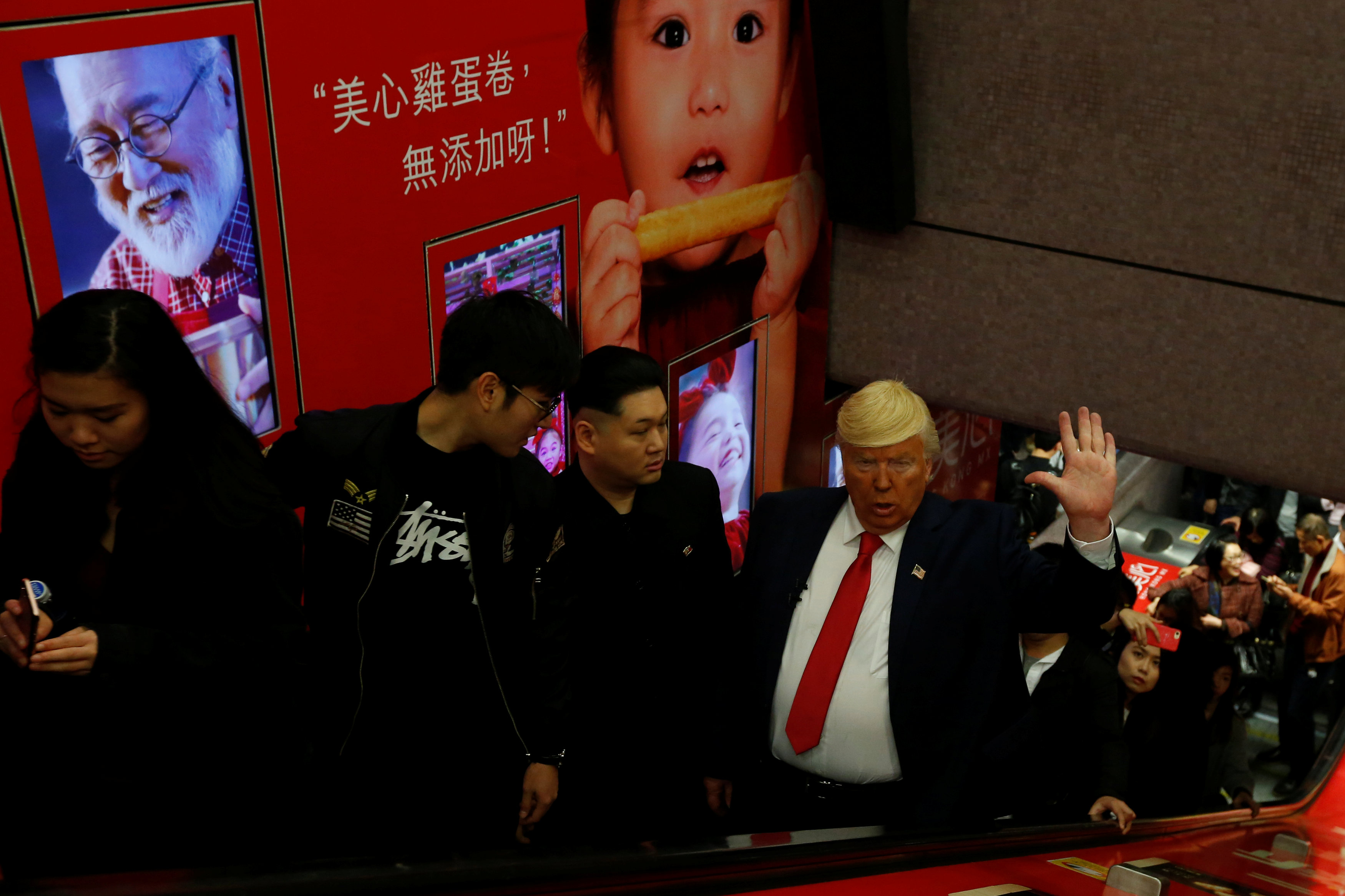 	رئيس أمريكا وزعيم كوريا الشمالية الافتراضيان فى مول تجارى بهونج كونج