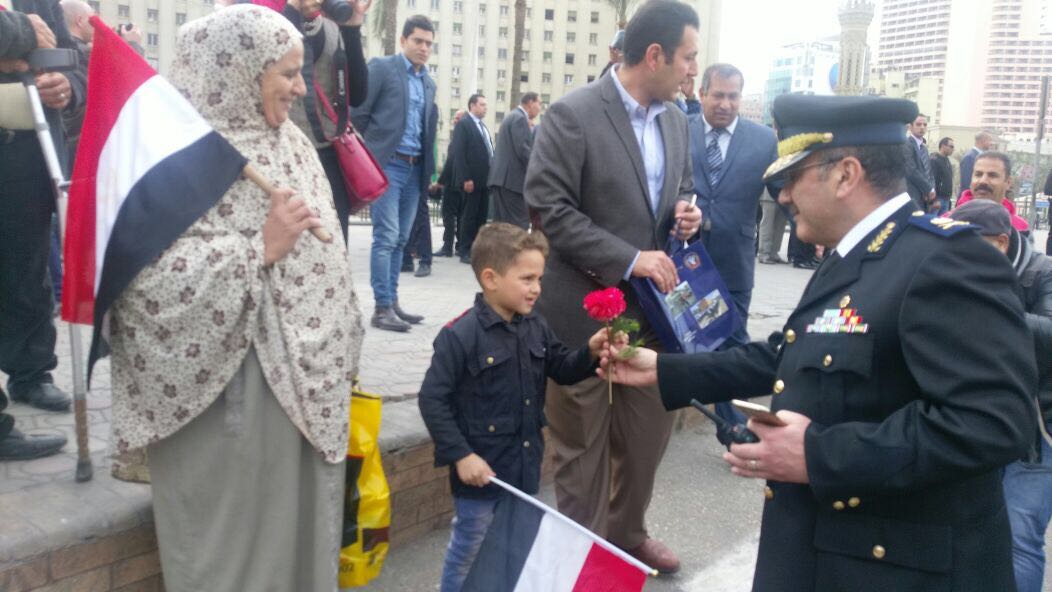 قيادات الامن اثناء توزيع الهدايا والورود بميدان التحرير