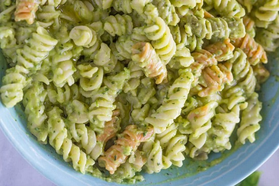 المكرونة بالأفوكادر والجبن  