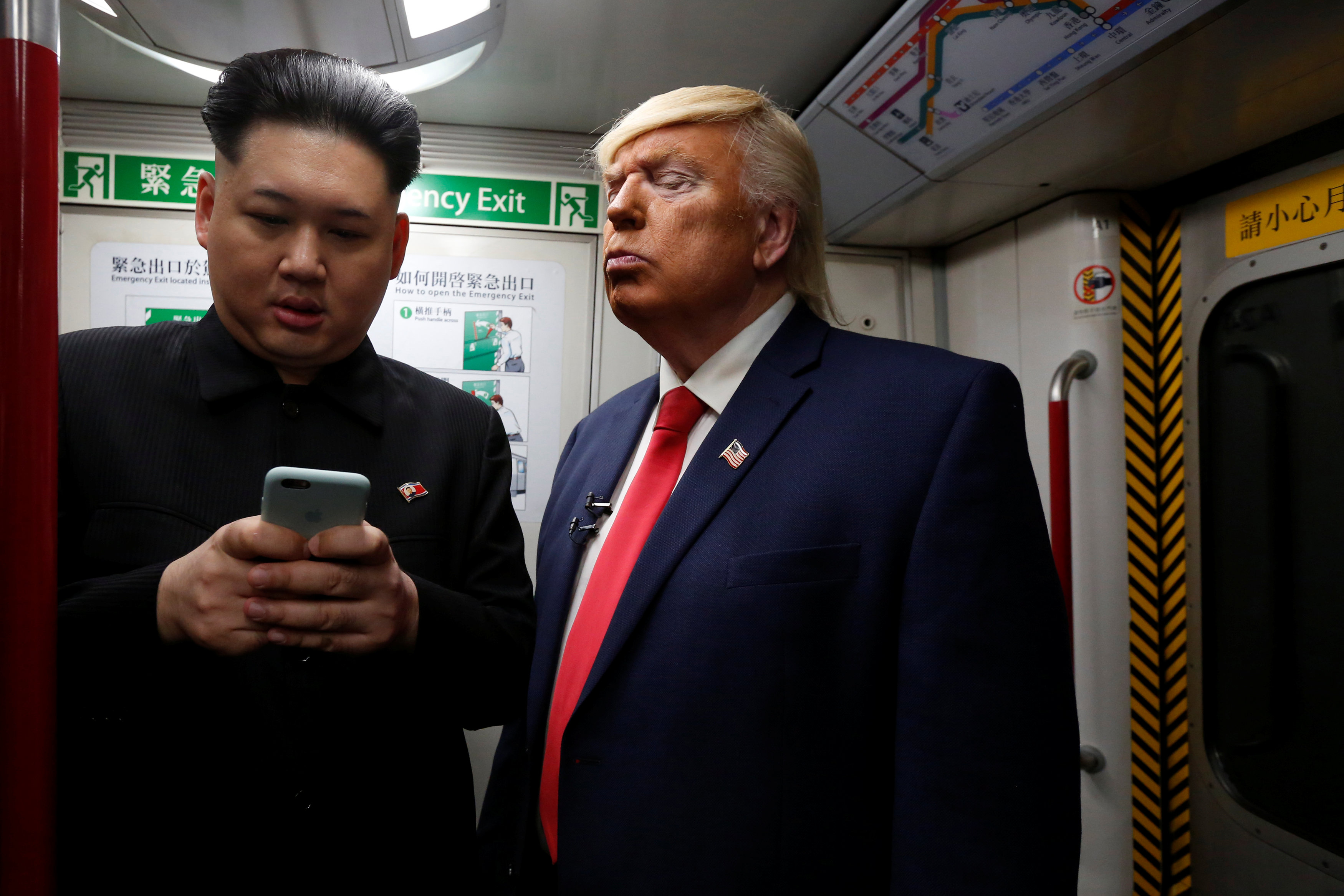 	شبيه دونالد ترامب يسترق النظر لمحادثات شبيه زعيم كوريا الشمالية عبر هاتفه الخاص