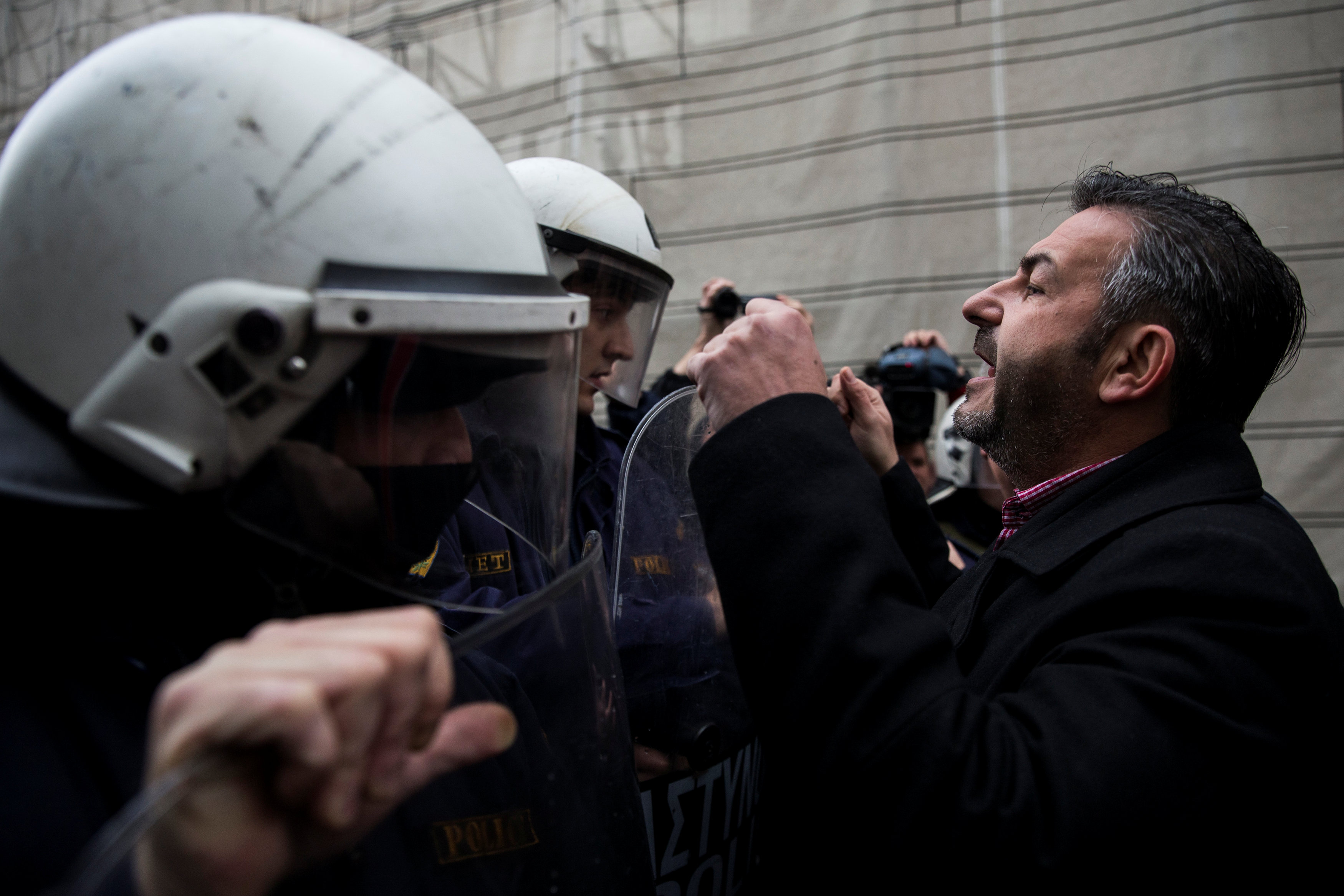 متظاهر فى اليونان أمام مكتب رئيس الوزراء بأثينا