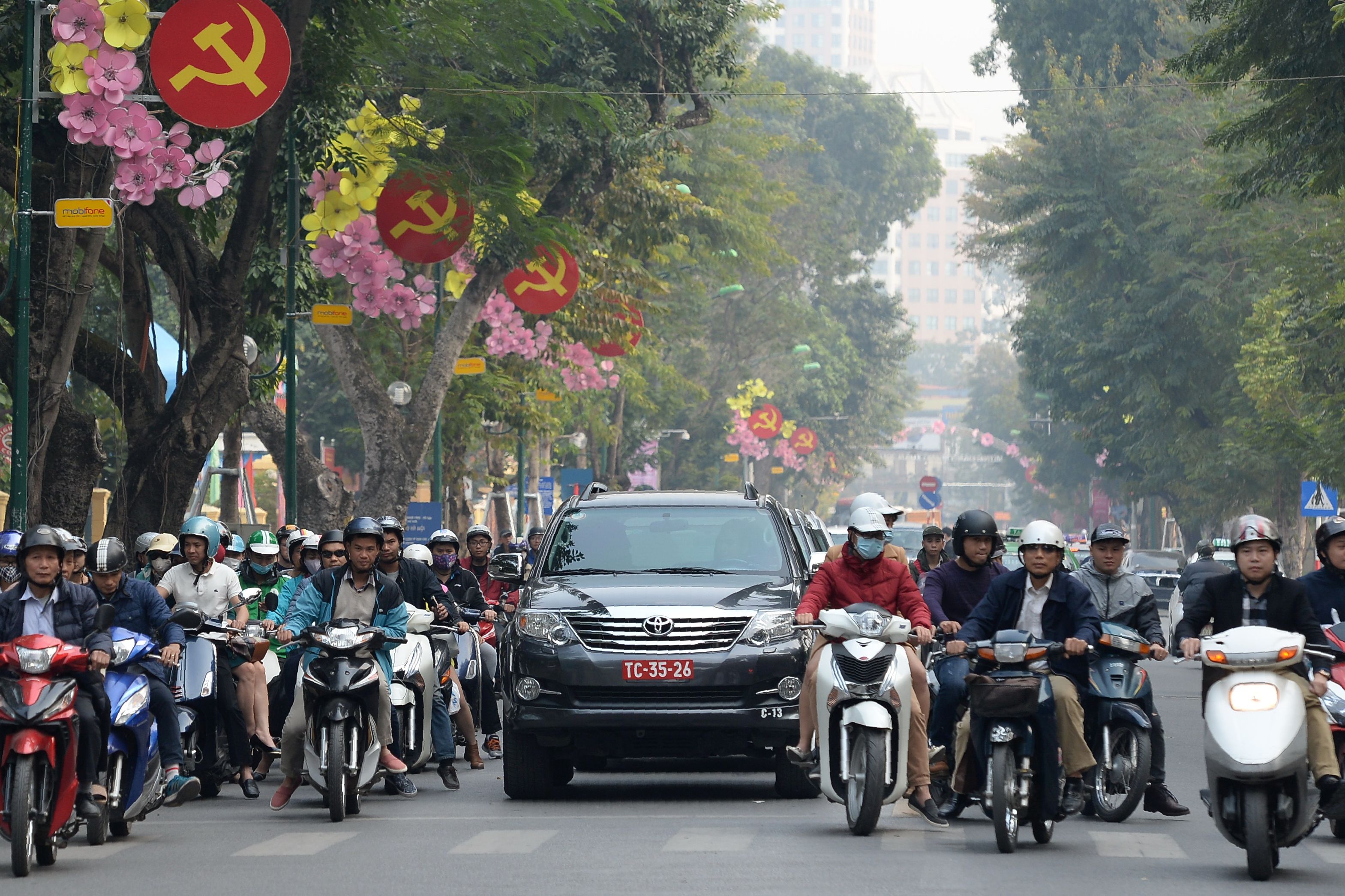 علامات الحزب الشيوعى الحاكم فى فيتنام تنتشر على جانبى الشوارع فى العاصمة هانوى